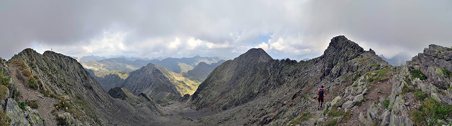 Dalla cresta di vetta del Monte Aga (2720 m) scendiamo il lungo pietroso canalone